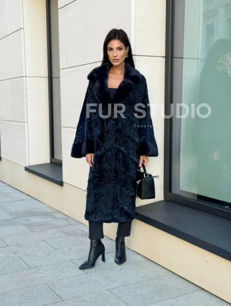 Шуба из каракуля Indigo Blue с отделкой из меха норки, фасон кокон - фото 9
