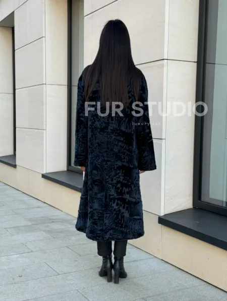 Пальто из меха каракуля с V-образным воротником, цвет Indigo Blue - фото 5