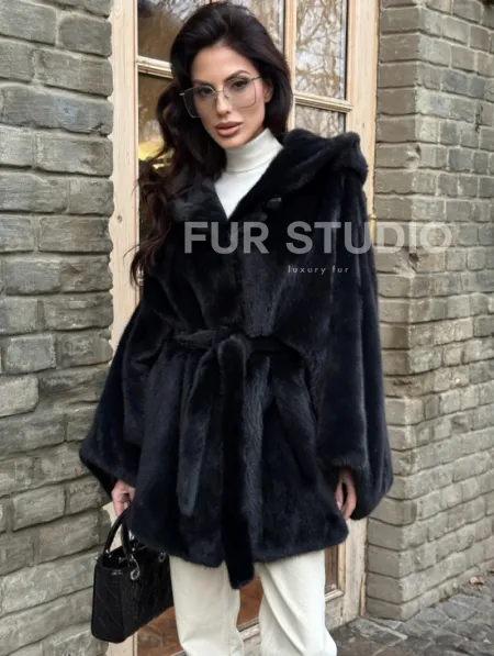 Меховое пончо из скандинавской норки с капюшоном - черный изумруд - фото 3