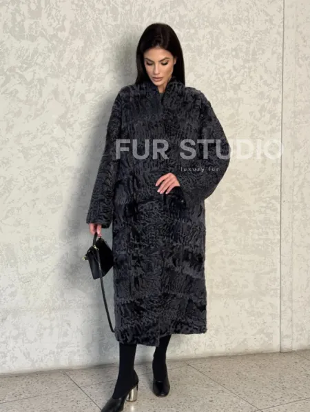 Длинная шуба из каракуля в цвете графит - фото 8