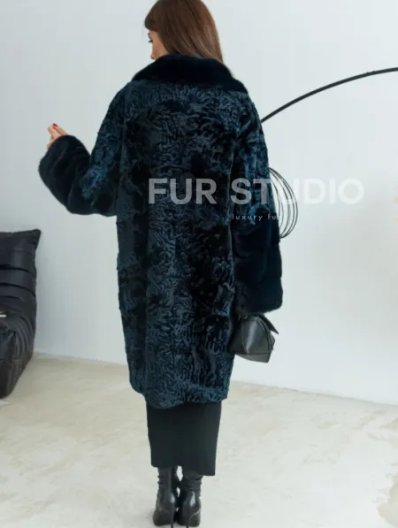 Шуба из каракульчи с английским воротником норки - цвет темно-синий - фото 2