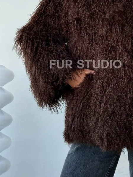 Коричневая шуба из ламы - фото 2