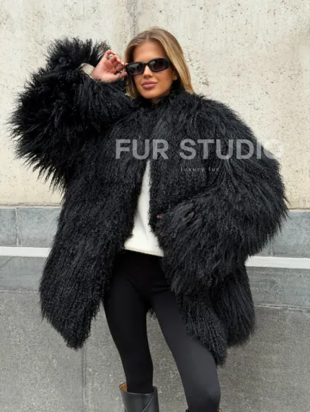 Черная шуба из ламы V-образный вырез - фото 10