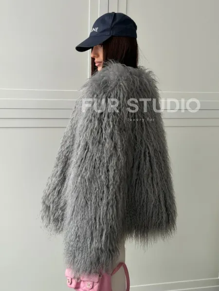 Серая шуба из натурального меха ламы - фото 8