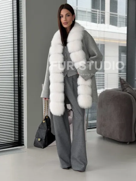 Серое пальто с меховым воротником - фото 9