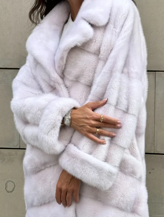 Шуба в диагональной выкладке меха норки с английским воротником - цвет жемчуг - фото 2