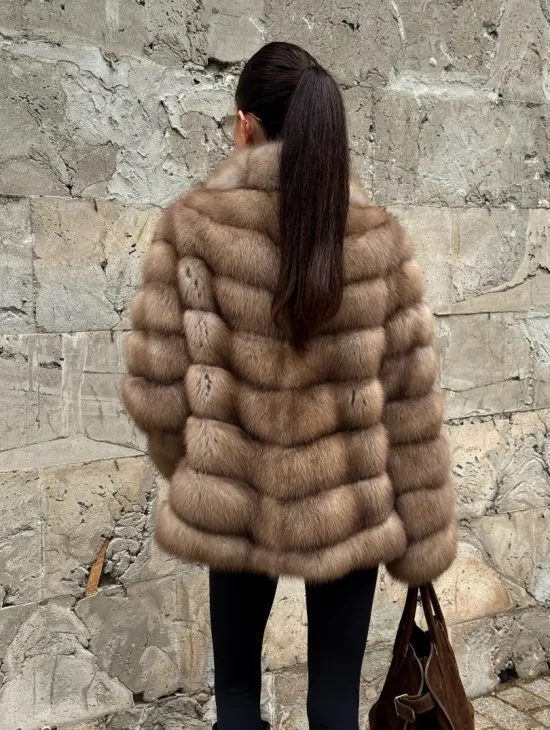 Полушубок из меха куницы пастель английский воротник - фото 9