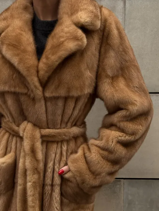 Шуба - халат maxi из меха норки Caramel с накладными карманами - фото 3