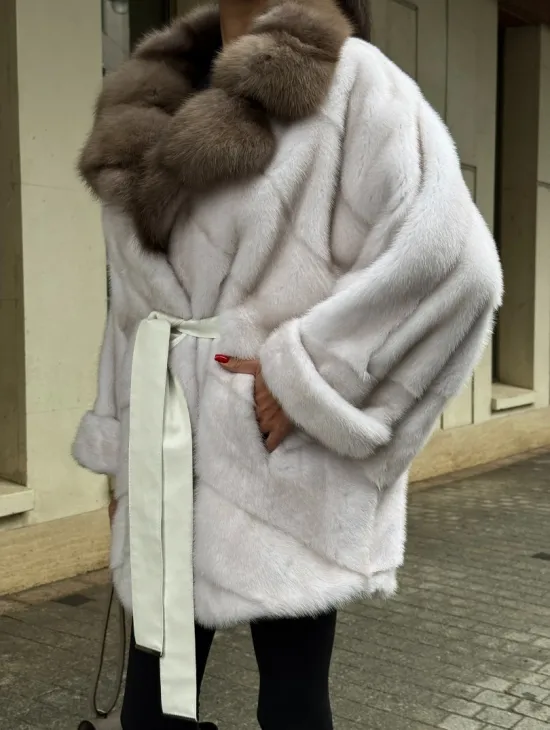 Шуба Oversize из норки с потайным поясом и английским воротником из меха куницы - фото 3