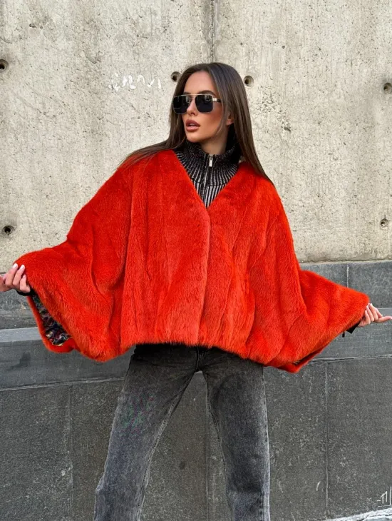 Красное меховое манто из норки, модель «Летучая мышь» с V - образной горловиной, без воротника - фото 8