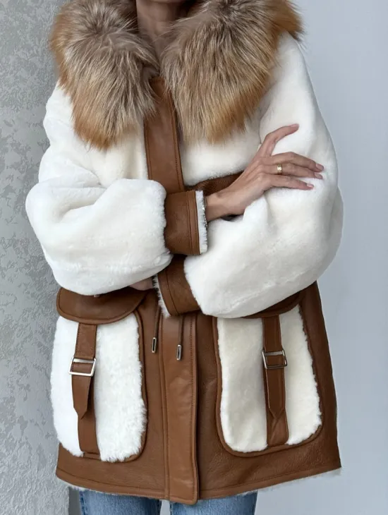 Модная натуральная дубленка из овчины, капюшон с отделкой из меха лисы - фото 1