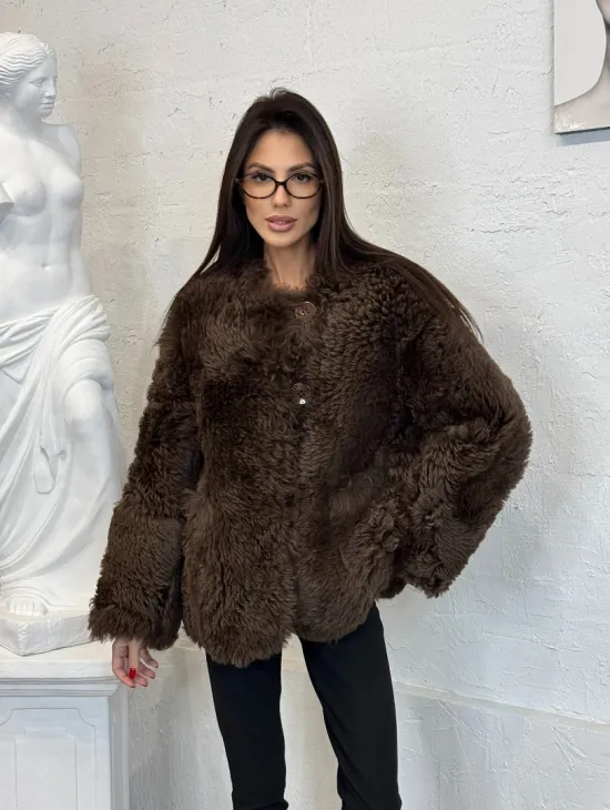 Короткая шуба из натуральной овчины с круглым вырезом и накладными карманами - фото 10