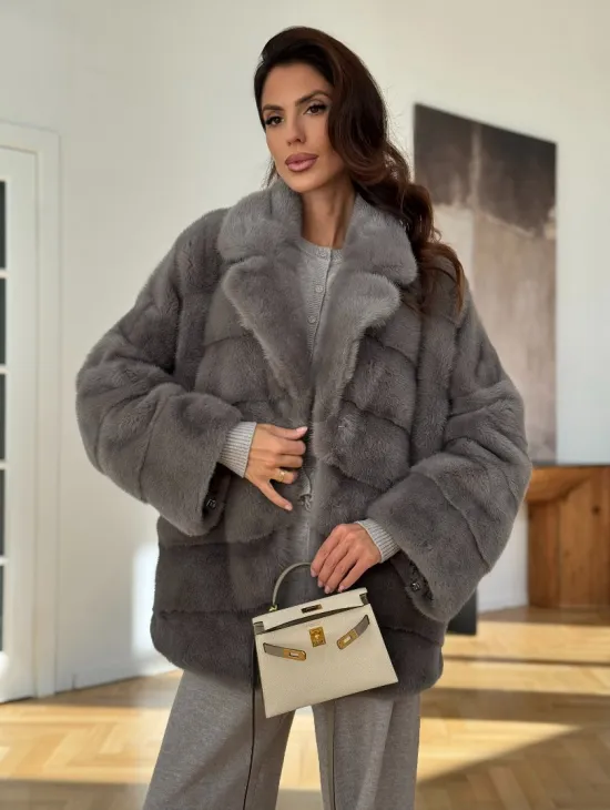 Короткая шуба с английским воротником в сером цвете - фото 9