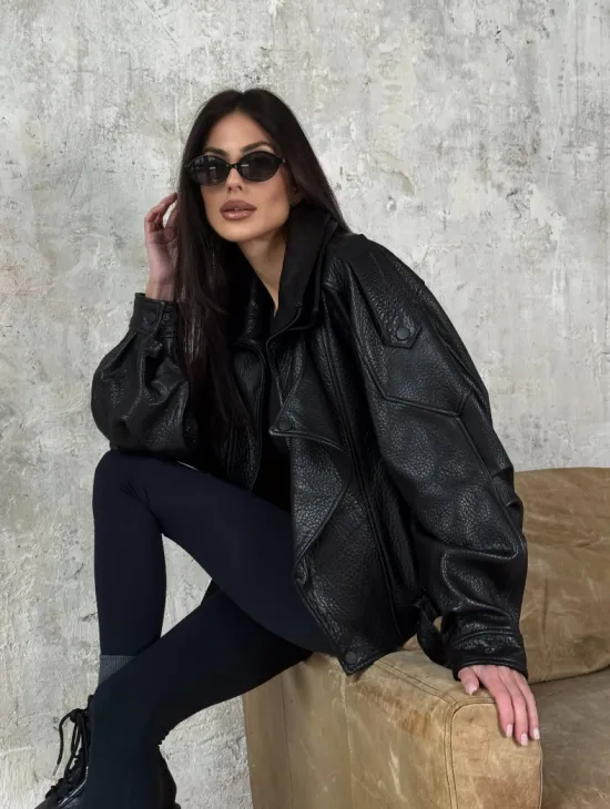 Черная бомбер-курточка «Оверсайз» из кожи Джумбо с двойным воротником и карманами - фото 0