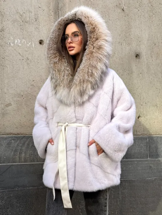 Белая норковая шуба-кимоно с капюшоном из отделки рыси - фото 9