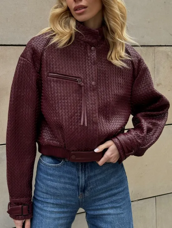 Бомбер женский из натуральной плетеной кожи - Burgundy цвет - фото 2