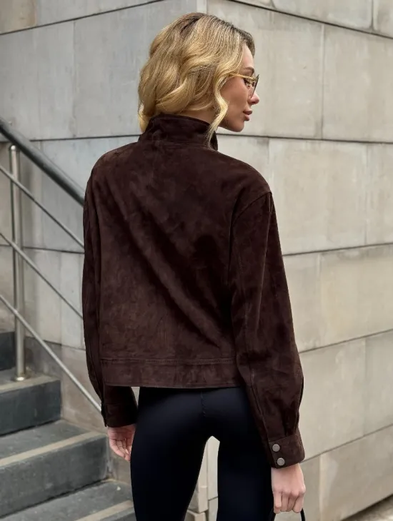 Укороченная замшевая куртка с накладными карманами - фото 6