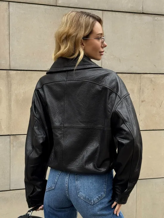 Женская укороченная кожаная куртка с поясом на кулиске и воротником-стойкой - фото 7