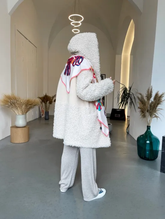 Шуба оверсайз из экомеха с капюшоном - фото 4