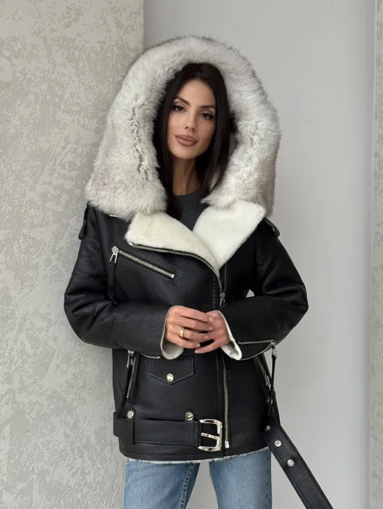 Черная куртка дубленка с капюшоном - фото 11