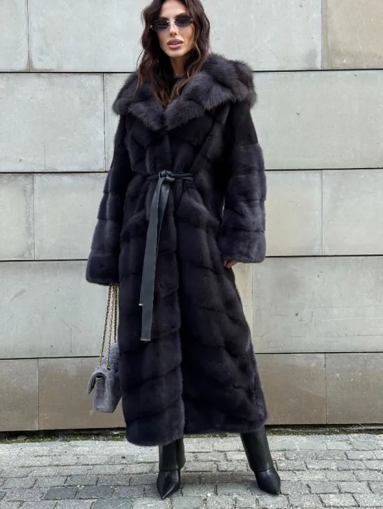 Норковая шуба в цвете графит с капюшоном из куницы - фото 7
