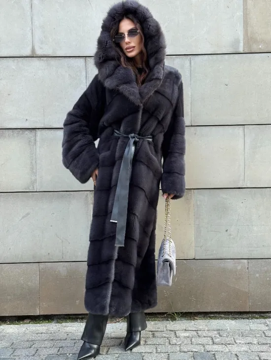 Норковая шуба в цвете графит с капюшоном из куницы - фото 11