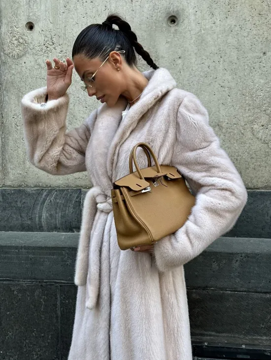 Классическая норковая шуба с перламутровым оттенком и эффектным воротником-шалью - фото 3