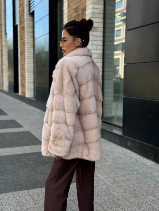 Шуба норковая пудрового цвета с английским воротником - фото 8
