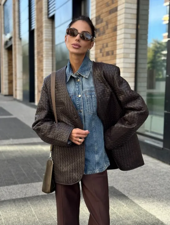 Стильный пиджак из натуральной плетеной кожи - фото 10