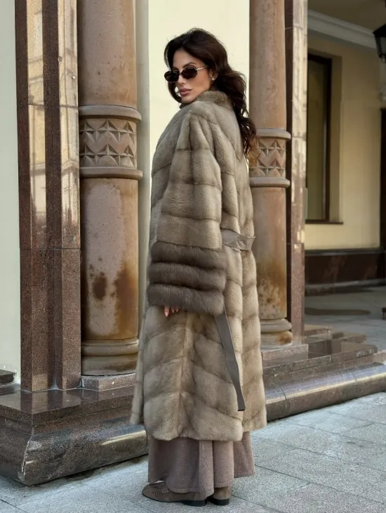 Шуба норковая пастель прямого кроя с отделкой на рукавах из меха куницы - фото 11