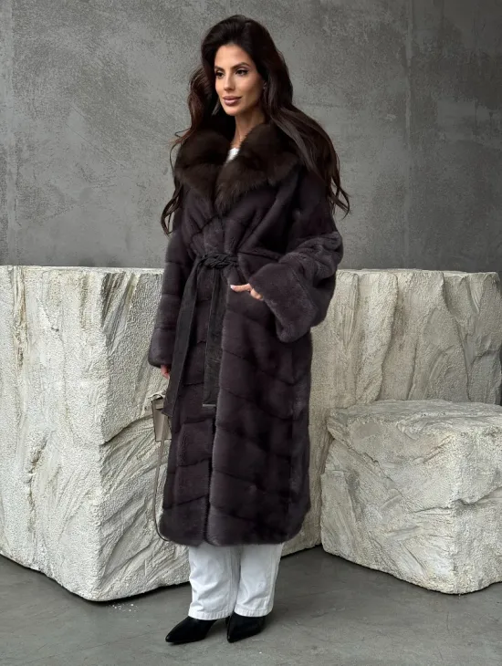 Шуба норковая графитовый ирис с капюшоном куницы - фото 8