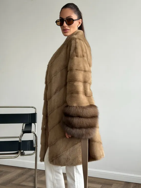 Бежевая норковая шуба с отделкой на рукавах из куницы - фото 4