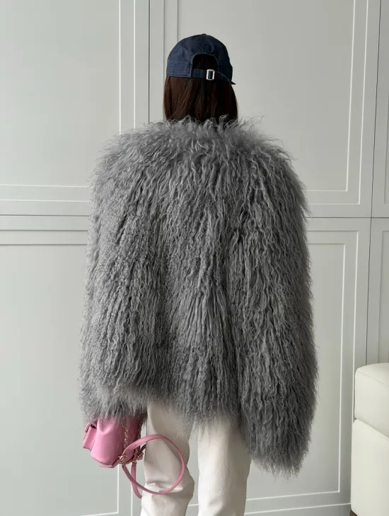 Серая шуба из натурального меха ламы - фото 13