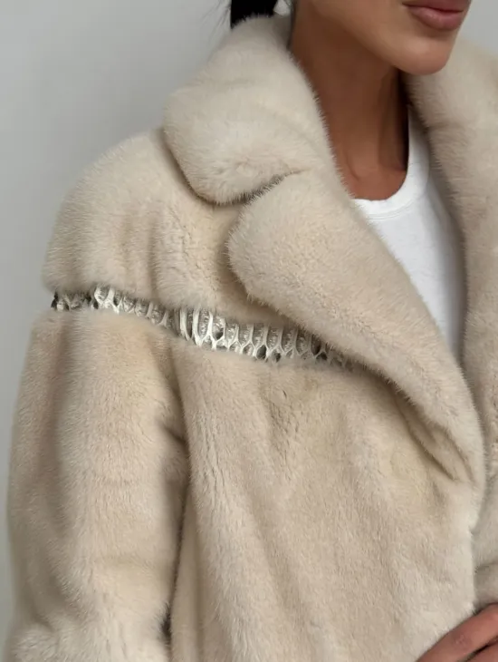 Шуба из аукционной норки с отделкой из кожи в цвете жемчуг - фото 1