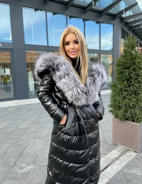 Чёрное пуховое пальто с меховым капюшоном - фото 6