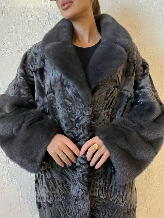 Шуба из меха каракульчи с отделкой из норки - фото 1