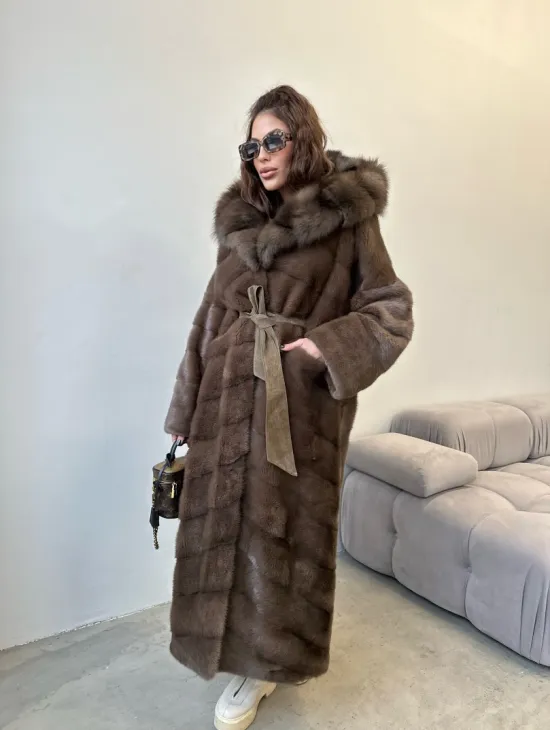 Удлиненная норковая шуба с капюшоном куница - цвет соболь - фото 2