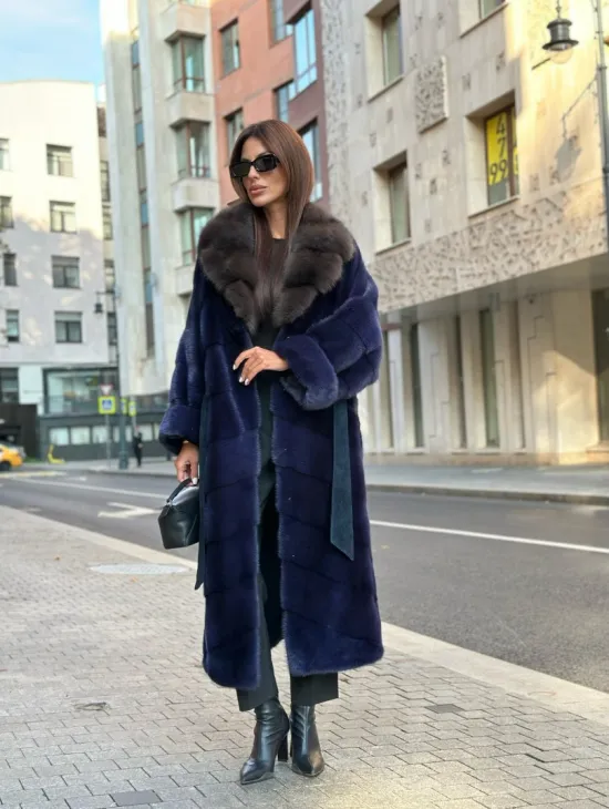 Роскошная норковая шуба с воротником из меха куницы в цвете индиго - фото 3