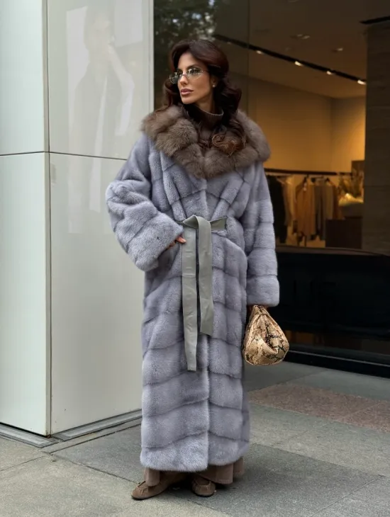 Голубая норковая шуба с капюшоном из меха куницы - фото 8