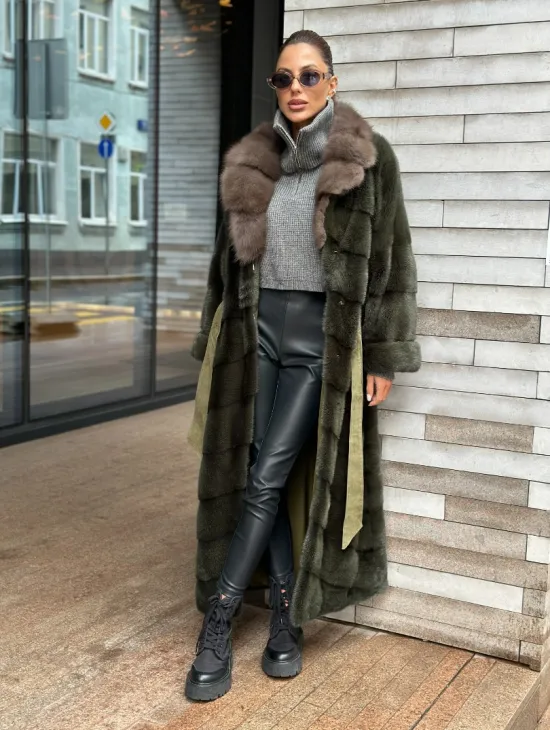 Шуба норковая хаки с воротником из меха куницы - фото 5