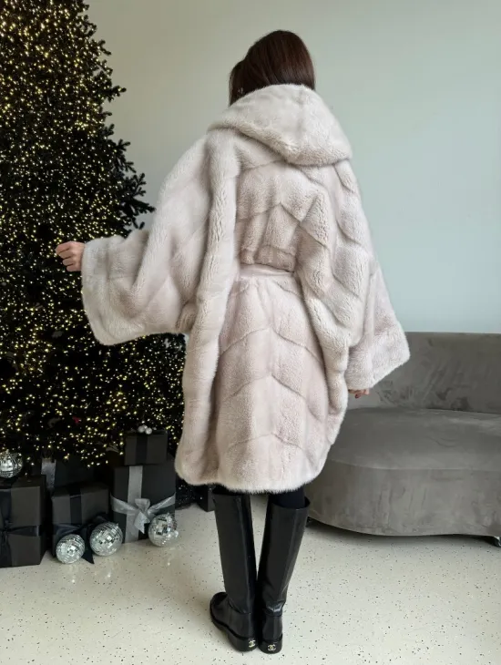 Шуба свободного силуэта из меха норки с капюшоном в цвете пудра - фото 3