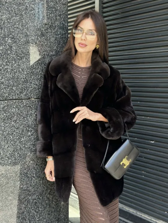 Укороченная норковая шуба в цвете шоколад - фото 2